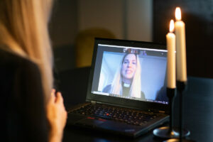 Die Pfarrerin der Evangelischen Erlöser-Kirchengemeinde Neuhäusel (EKHN), Lisa Tumma, leitet einen Online-Gottesdienst.
