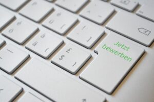 Computertatstatur, auf Returntaste der Schriftzug "jetzt bewerben"
